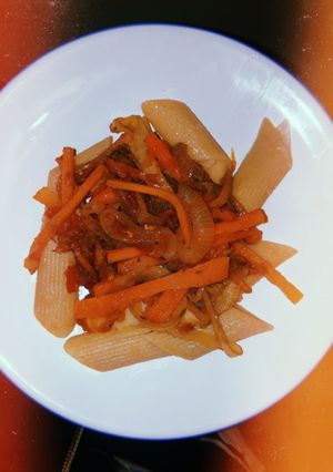 Una foto de Fideos de mix de legumbres acompañados de un wok de verduras con salsa de soja