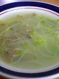 Germinado de lentejas en caldo de pollo