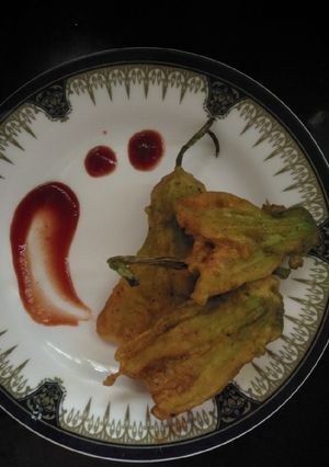 कददु के फुल के पकौडे (kaddu ke phool ke pakode recipe in Hindi) रेसिपी मुख्य फोटो