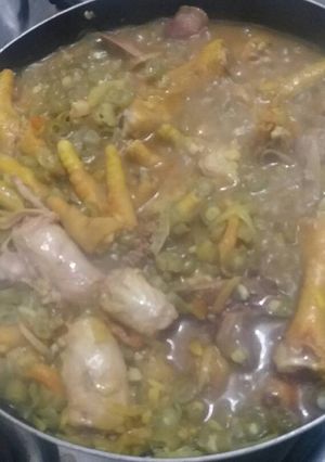 Una foto de Habichuelas con menudencias de pollo