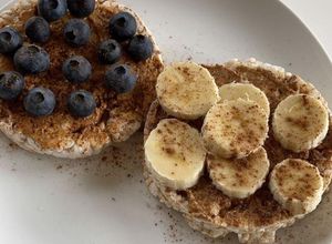 Foto de Tortitas de Arroz com Banana e Mirtilos