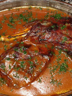 Una foto de Cordero al horno con salsa de tomate