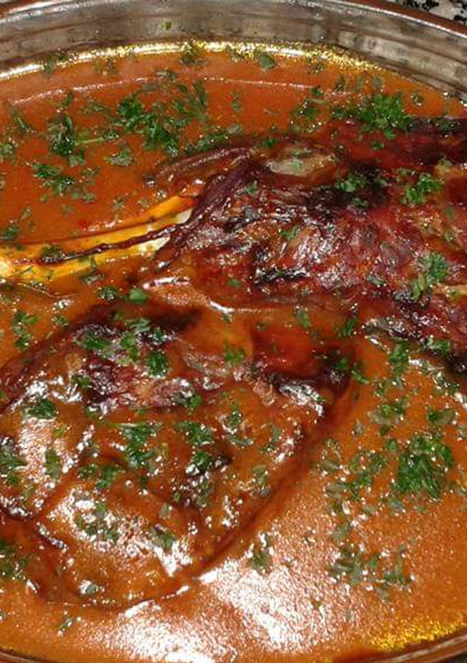Una foto de Cordero al horno con salsa de tomate
