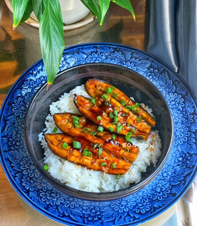 Hình của món Cơm Lươn Chay (Unadon).