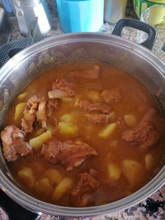 Una foto de Patatas guisadas con costillas de cerdo adobadas (Thermomix)
