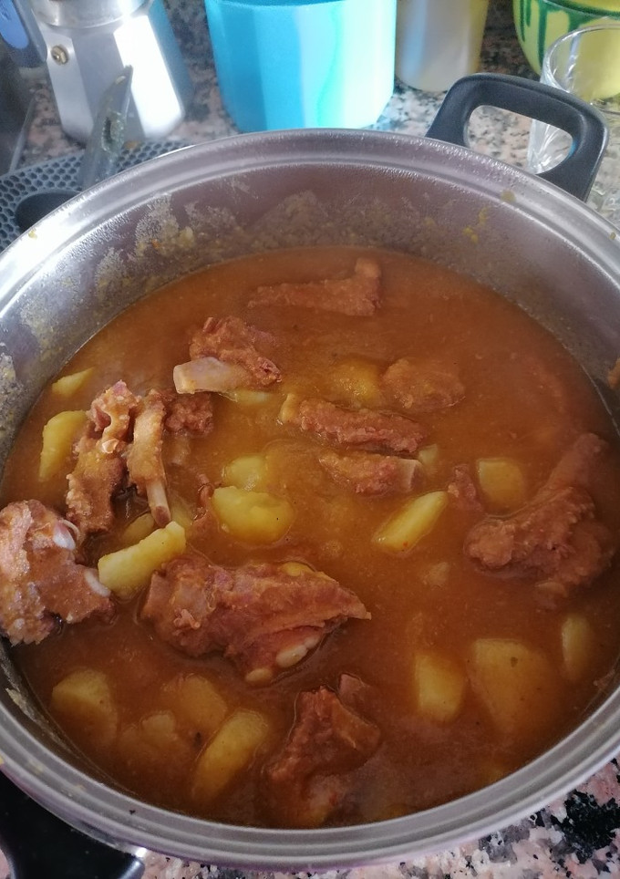 Una foto de Patatas guisadas con costillas de cerdo adobadas (Thermomix)