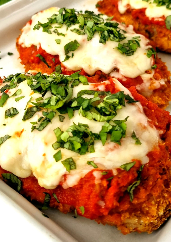 Una foto de Pollo a la parmesana bajo en calorías {en horno}