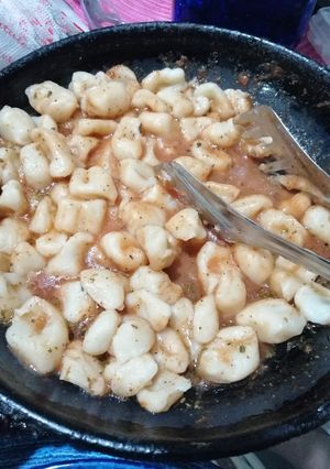 Una foto de Ñoquis con harina leudante y salsa roja