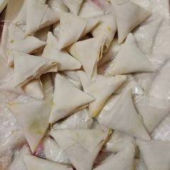 A picture of Chicken and Macroni samosa.