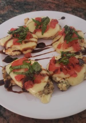 Una foto de Pollo a la bruschetta