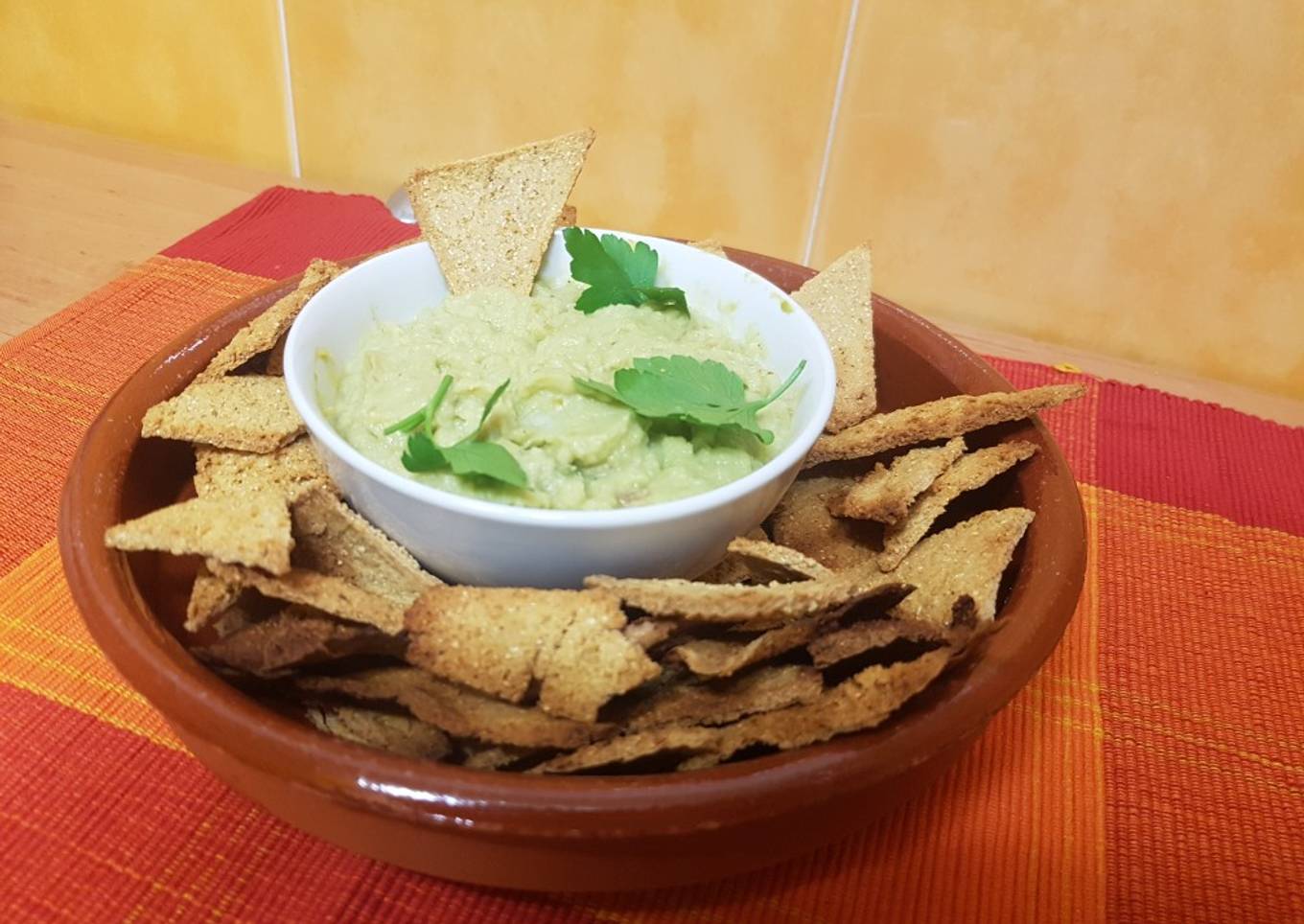 Nachos de garbanzos con salsa de aguacate y coliflor