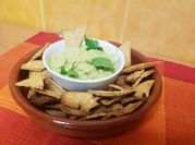 Una foto de salsa para nachos con aguacate