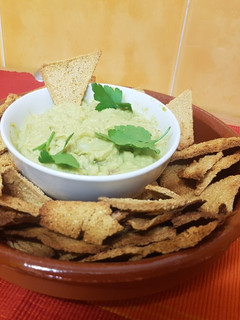 Una foto de Nachos de garbanzos con salsa de aguacate y coliflor