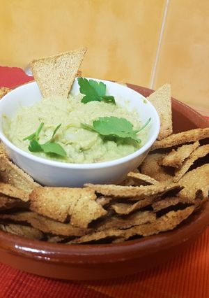 Una foto de Nachos de garbanzos con salsa de aguacate y coliflor