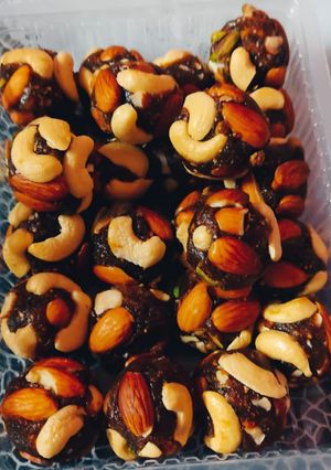 ખજૂર ડ્રાયફ્રુટ બોલ્સ (Khajoor Dryfruit Balls Recipe In Gujarati) રેસીપી મુખ્ય ફોટો