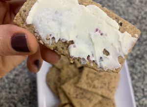Una foto de Crackers saladas integrales con semillas
