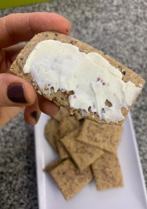 Una foto de Crackers saladas integrales con semillas