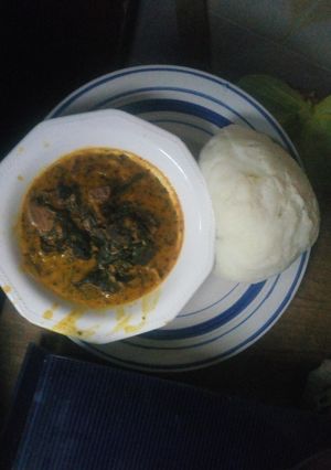 A picture of Bitter leaf soup served with poundo yam.