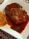 Bifes de peceto en salsa roja al vino blanco