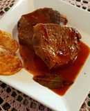 Bifes de peceto en salsa roja al vino blanco