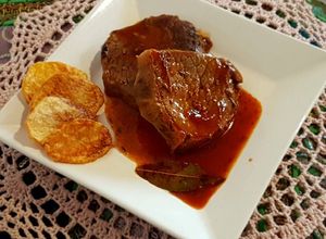 Una foto de Bifes de peceto en salsa roja al vino blanco