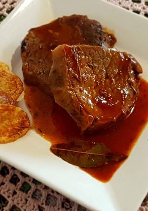 Una foto de Bifes de peceto en salsa roja al vino blanco