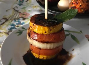 Una foto de Timbal de vegetales con reducción de vinagre balsámico