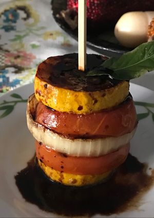 Una foto de Timbal de vegetales con reducción de vinagre balsámico
