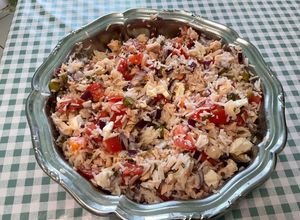 Une photo de Salade de Riz aux Tomates, Thon, Feta et Romarin