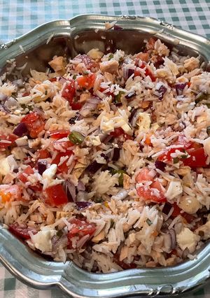 Une photo de Salade de Riz aux Tomates, Thon, Feta et Romarin