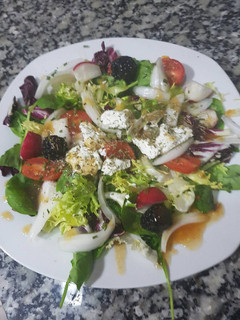Una foto de Ensalada de queso de cabra, moras y vinagreta de membrillo