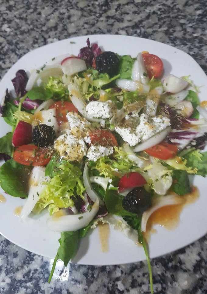 Una foto de Ensalada de queso de cabra, moras y vinagreta de membrillo