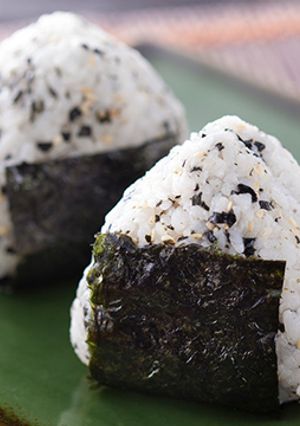 【元本山幸福廚房】鮭魚飯團 的食譜成品照片