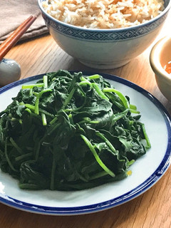 Hình của món 🌱 Cải Bó Xôi Luộc Chấm Nước Muối.