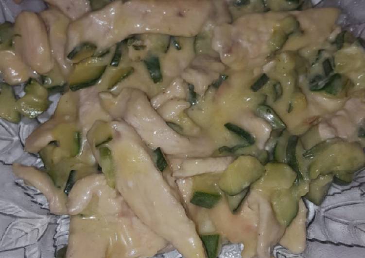 Straccetti di pollo con zucchine e philadelphia