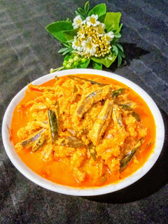 நெத்திலி மாங்காய் அவியல் (Nethli Mangai Avial Recipe in tamil) செய்முறை முக்கிய புகைப்படம்