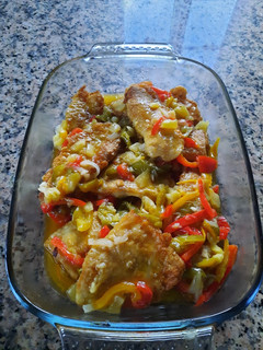 Una foto de Filetes de merluza con verduras al horno