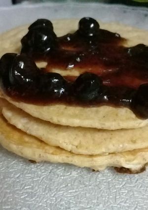 Una foto de Pancakes de queso con arándanos✅