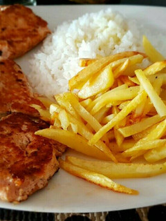 Una foto de LOMITOS De Salmón, arroz blanco y papitas a la francesa...!