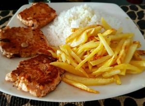 Una foto de LOMITOS De Salmón, arroz blanco y papitas a la francesa...!