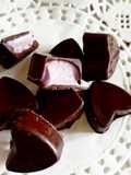Cuori di cioccolato fondente di ganache ai frutti di bosco