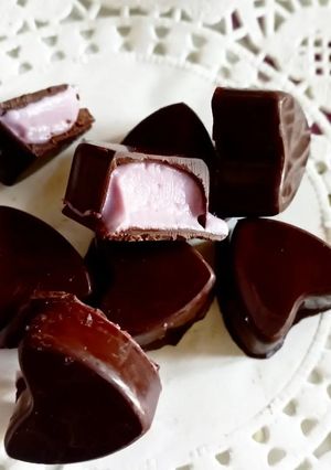 Foto di Cuori di cioccolato fondente di ganache ai frutti di bosco