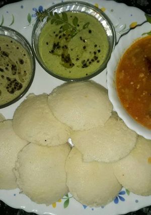 A picture of Idli Sambhar with two types of chutney (dips).