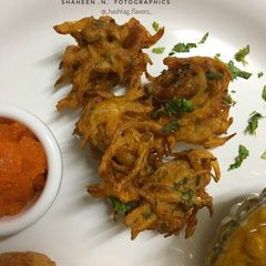 A picture of Onion fritters (kanda bhajiya).