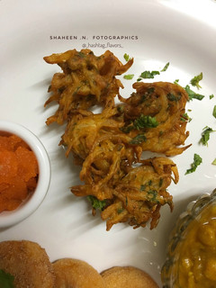 A picture of Onion fritters (kanda bhajiya).
