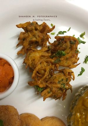 A picture of Onion fritters (kanda bhajiya).