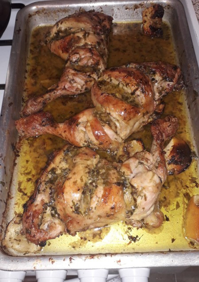 Una foto de Cuartos de pollo al horno en adobo de picada