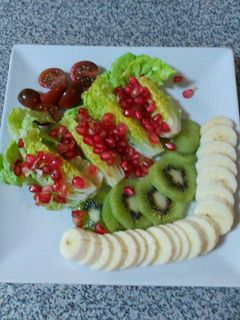 Una foto de Ensalada de cogollos y frutas variadas con salsa de soja