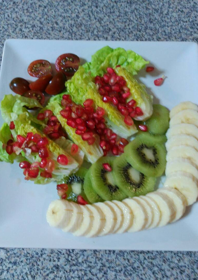 Una foto de Ensalada de cogollos y frutas variadas con salsa de soja