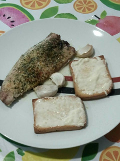 Una foto de Caballa al horno con especias y vino blanco